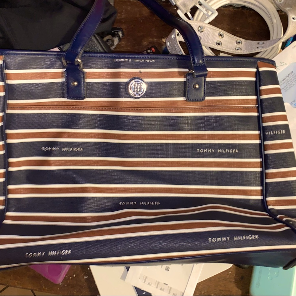 Multiple Tommy hillfigure purses/ tote bags